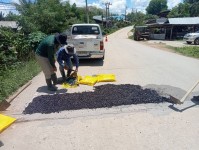 สำนักช่างองค์การบริหารส่วนจังหวัดตากส่งเจ้าหน้าที่ซ่อมแซมคอสะพาน บ้านแม่ละเมา-ปางส้าน