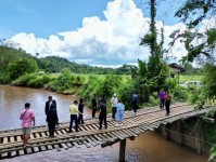 นายกจอย ลงพื้นที่สำรวจสะพานไม้  ต.แม่กลอง เชื่อม ต.โมโกร อ.อุ้มผาง จ.ตาก 