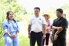 นายกจอย ลงพื้นที่สำรวจสะพานไม้  ต.แม่กลอง เชื่อม ต.โมโกร อ.อุ้มผาง จ.ตาก 