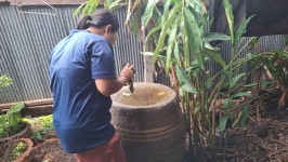 26 พฤษภาคม 2568 รพ.สต.บ้านสันป่าไร่ร่วมกับอาสาสมัครสาธารณสุข หมู่ที่ 3 บ้านป่าไร่เหนือ สำรวจและทำลายแหล่งเพาะพันธ์ลูกน้ำยุงลาย 100 เมตร รอบบ้านงานศพ จำนวน 11 หลัง จำนวนภาชนะทั้งหมด 87 ชิ้น พบ 2 ชิ้น ภาชนะที่พบทำลายทิ้งเรียบร้อยแล้ว