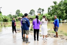 นายกจอย ลงพื้นที่ตรวจสอบสถานการณ์น้ำท่วม หมู่ 11 ต.โป่งแดง อ.เมือง จ.ตาก