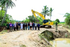 นายก.จอย นายก อบจ.ตาก ลงพื้นที่ตรวจการทำงานของเครื่องจักรบ้านวังหิน ตำบลวังหิน