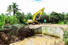 นายก.จอย นายก อบจ.ตาก ลงพื้นที่ตรวจการทำงานของเครื่องจักรบ้านวังหิน ตำบลวังหิน