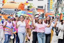 นายกจอย (นายก อบจ.ตาก) นำทีมอบจ. ตาก ร่วมงานแม่สอดไพรด์ 2025