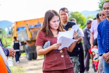 นายกจอย นายก อบจ.ตากสนับสนุนเครื่องจักรพร้อมพนักงานขับ ลงพื้นที่ช่วยเหลือพี่น้องประชาชน