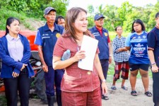 นายกจอย นายก อบจ.ตากสนับสนุนเครื่องจักรพร้อมพนักงานขับ ลงพื้นที่ช่วยเหลือพี่น้องประชาชน