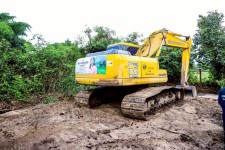 นายกจอย นายก อบจ.ตากสนับสนุนเครื่องจักรพร้อมน้ำมันเชื้อเพลิง ลงพื้นที่ช่วยเหลือพี่น้องประชาชน งบประมาณ 150,000 บาท