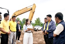  นายกจอย ลงพื้นที่ตรวจติดตามการทำงานของเครื่องจักรกลในพื้นที่ ต.ท่าสองยาง อ.ท่าสองยาง จ.ตาก 