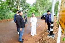 นายกจอย นายก อบจ.ตาก ลงพื้นที่ตรวจติดตาม โครงการถนนปลอดภัย ติดตั้งไฟฟ้าส่องสว่าง 2 สายทาง