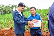 นายกจอย นายก อบจ.ตาก  สนับสนุนเครื่องจักรพร้อมน้ำมันเชื้อเพลิง งบประมาณ 300,000 บาท