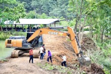 นายก อบจ.ตาก (นายกจอย) สนับสนุนเครื่องจักรพร้อมน้ำมันเชื้อเพลิง งบประมาณ 70,000 บาท 