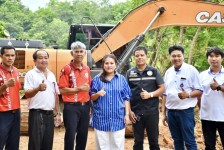 นายก อบจ.ตาก (นายกจอย) สนับสนุนเครื่องจักรพร้อมน้ำมันเชื้อเพลิง งบประมาณ 70,000 บาท 