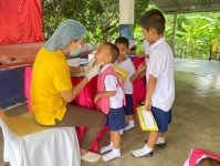 วันที่ 19,20,25และ27 มิถุนายน 2568 น.ส.พนิดา ตลับทอง เจ้าพนักงานทันตสาธารณสุขปฎิบัติงาน น.ส.โสภา วรนารถวิชัย ผู้ช่วยทันตกรรม จนท.รพ.สต.บ้านสันป่าไร่ ร่วมกับ จนท.ฝ่ายทันตกรรม รพ.แม่ระมาดและจนท.รพ.สต.บ้านทุ่งมะขามป้อม ออกให้บริการตรวจสุขภาพช่องปากประจำปี เค