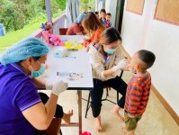 วันที่ 19,20,25และ27 มิถุนายน 2568 น.ส.พนิดา ตลับทอง เจ้าพนักงานทันตสาธารณสุขปฎิบัติงาน น.ส.โสภา วรนารถวิชัย ผู้ช่วยทันตกรรม จนท.รพ.สต.บ้านสันป่าไร่ ร่วมกับ จนท.ฝ่ายทันตกรรม รพ.แม่ระมาดและจนท.รพ.สต.บ้านทุ่งมะขามป้อม ออกให้บริการตรวจสุขภาพช่องปากประจำปี เค