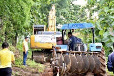 นายกจอย (นายก อบจ.ตาก) สนับสนุนเครื่องจักรกลพร้อมน้ำมันเชื้อเพลิง 140,000 บาท ในพื้นที่ ต.แม่อุสุ อ.ท่าสองยาง