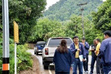 นายกจอย (นายก อบจ.ตาก) ลงพื้นที่ตรวจติดตาม โครงการถนนปลอดภัย ติดตั้งไฟฟ้าส่องสว่าง 2 สายทาง ในพื้นที่ อ.แม่ระมาด 