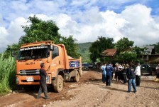 นายกจอย (นายก อบจ.ตาก) สนับสนุนเครื่องจักรกลพร้อมน้ำมันเชื้อเพลิง 86,000 บาท ในพื้นที่ ต.ช่องแคบ อ.พบพระ จ.ตาก 