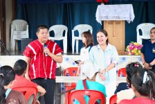 นายกจอย (นายก อบจ.ตาก) สนับสนุนเครื่องจักรกลพร้อมน้ำมันเชื้อเพลิง 270,000 บาท ในพื้นที่ ต.แม่จัน อ.อุ้มผาง จ.ตาก 