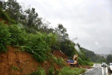 นายกจอย (นายก อบจ.ตาก) สนับสนุนเครื่องจักรกลพร้อมน้ำมันเชื้อเพลิง 270,000 บาท ในพื้นที่ ต.แม่จัน อ.อุ้มผาง จ.ตาก 