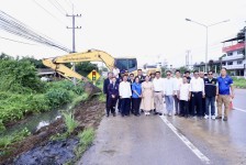 นายก อบจ.ตาก (นายกจอย) สนับสนุนเครื่องจักรพร้อมน้ำมันเชื้อเพลิง งบประมาณ 18,000 บาท งานขุดร่องน้ำบริเวณสระบัว ถนนสายเอเชีย เทศบาลนครแม่สอด และลงพื้นที่ตรวจการทำงานของเครื่องจักรด้วยตนเอง 