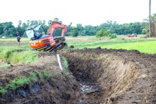 นายก อบจ.ตาก (นายกจอย) ลงพื้นที่ ติดตามการทำงานของเครื่องจักร ขุดลอกลำเมืองสาธารณะ พื้นที่บริเวณนาทุ่งหลวง ตำบลป่ามะม่วง งบประมาณ จำนวน 52,666 บาท