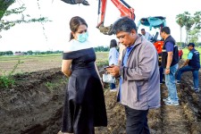 นายก อบจ.ตาก (นายกจอย) ลงพื้นที่ ติดตามการทำงานของเครื่องจักร ขุดลอกลำเมืองสาธารณะ พื้นที่บริเวณนาทุ่งหลวง ตำบลป่ามะม่วง งบประมาณ จำนวน 52,666 บาท