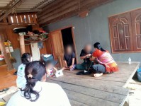 18 กรกฎาคม 2568 นางเสาร์แก้ว อ่วมพิทยา เจ้าพนักงานสาธารณสุข รพ.สต.บ้านสันป่าไร่ ร่วมกับเจ้าหน้าที่ รพ.แม่ระมาด เยี่ยมบ้านผู้ที่ทำร้ายตนเองแต่ไม่สำเร็จ จำนวน 2 รายและผู้ป่วยจิตเวช จำนวน 1 ราย เพื่อให้คำแนะนำ ปรึกษา ให้กำลังใจและให้ความช่วยเหลือเบื้องต้น