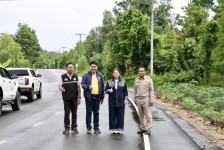 นายกจอย (นายก อบจ.ตาก) ลงพื้นที่ตรวจติดตามโครงการปรับปรุงถนนโดยซ่อมแซมเป็นผิวทางแอสฟัลท์ติกคอนกรีต ในพื้นที่ อ.แม่ระมาด งบประมาณ 9,203,700 บาท 