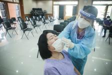 อบจ.ตาก ตรวจคัดกรองด้วยชุดตรวจ Atigen Test Kid (ATK) ให้แก่บุคลากรในสังกัด ตามนโยบาย นายก อบจ.ตาก เพื่อป้องกันการแพร่ระบาดของโรค covid-19