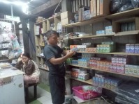 18-19 กรกฎาคม 2568 รพ.สต.บ้านสันป่าไร่ ร่วมกับเครือข่ายคุ้มครองผู้บริโภคตำบลพระธาตุ ออกตรวจร้านขายของชำ จำนวน 36 ร้าน พบว่ามีการจำหน่ายยาที่ห้ามจำหน่าย สินค้าหมดอายุและเครื่องสำอางที่ห้ามจำหน่าย ได้มีการให้ความรู้ เกี่ยวกับการดูวันหมดอายุ ดูเครื่องหมายอย.