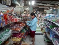 18-19 กรกฎาคม 2568 รพ.สต.บ้านสันป่าไร่ ร่วมกับเครือข่ายคุ้มครองผู้บริโภคตำบลพระธาตุ ออกตรวจร้านขายของชำ จำนวน 36 ร้าน พบว่ามีการจำหน่ายยาที่ห้ามจำหน่าย สินค้าหมดอายุและเครื่องสำอางที่ห้ามจำหน่าย ได้มีการให้ความรู้ เกี่ยวกับการดูวันหมดอายุ ดูเครื่องหมายอย.