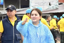 นายกจอย นำทีม ป้องกันและบรรเทาสาธารณภัย อบจ.ตาก ร่วมทำความสะอาดตลาดริมเมยหลังน้ำลด 