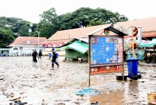 นายกจอย นำทีม ป้องกันและบรรเทาสาธารณภัย อบจ.ตาก ร่วมทำความสะอาดตลาดริมเมยหลังน้ำลด 