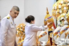 ร่วมพิธีถวายเครื่องราชสักการะและวางพานพุ่ม และพิธีจุดเทียนถวายพระพรชัยมงคล เนื่องในวันเฉลิมพระชนมพรรษาพระบาทสมเด็จพระเจ้าอยู่หัว 