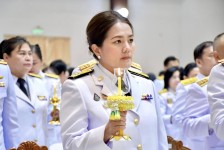 ร่วมพิธีถวายเครื่องราชสักการะและวางพานพุ่ม และพิธีจุดเทียนถวายพระพรชัยมงคล เนื่องในวันเฉลิมพระชนมพรรษาพระบาทสมเด็จพระเจ้าอยู่หัว 