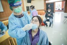 อบจ.ตาก ตรวจคัดกรองด้วยชุดตรวจ Atigen Test Kid (ATK) ให้แก่บุคลากรในสังกัด ตามนโยบาย นายก อบจ.ตาก เพื่อป้องกันการแพร่ระบาดของโรค covid-19