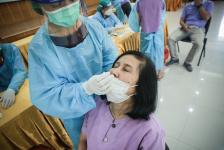 อบจ.ตาก ตรวจคัดกรองด้วยชุดตรวจ Atigen Test Kid (ATK) ให้แก่บุคลากรในสังกัด ตามนโยบาย นายก อบจ.ตาก เพื่อป้องกันการแพร่ระบาดของโรค covid-19