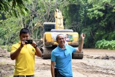 นายกจอย (นายก อบจ.ตาก) สนับสนุนเครื่องจักรกลพร้อมน้ำมันเชื้อเพลิง 65,000 บาท ในพื้นที่ ต.สามหมื่น 