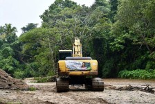 นายกจอย (นายก อบจ.ตาก) สนับสนุนเครื่องจักรกลพร้อมน้ำมันเชื้อเพลิง 65,000 บาท ในพื้นที่ ต.สามหมื่น 