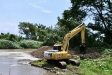 นายกจอย (นายก อบจ.ตาก) สนับสนุนเครื่องจักรกลพร้อมน้ำมันเชื้อเพลิง 105,000 บาท ในพื้นที่ ต.ทุ่งกระเชาะ อ.บ้านตาก 