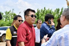 นายกจอย (นายก อบจ.ตาก) สนับสนุนเครื่องจักรกลพร้อมน้ำมันเชื้อเพลิง 105,000 บาท ในพื้นที่ ต.ทุ่งกระเชาะ อ.บ้านตาก 