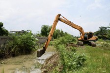 นายกจอย (นายก อบจ.ตาก) สนับสนุนเครื่องจักรกล ขุดลอกคลองบริเวณ ถนนแม่สอด-แม่ตาว 