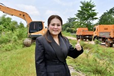 นายกจอย (นายก อบจ.ตาก) สนับสนุนเครื่องจักรกล ขุดลอกคลองบริเวณ ถนนแม่สอด-แม่ตาว 