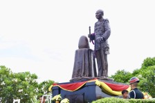 ร่วมวางพวงมาลาอนุสาวรีย์ จอมพล ถนอม กิตติขจร ณ สวนสาธารณะริมแม่น้ำปิง