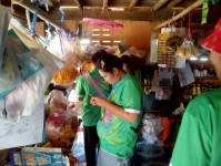 13 สิงหาคม 2568 รพ.สต.บ้านสันป่าไร่ร่วมกับนายกัณตพงศ์ ฉลากมงคล ผู้ช่วยเจ้าหน้าที่สาธารณสุข สสช.บ้านห้วยกระทิงและอาสาสมัครสาธารณสุข ม.6 บ้านห้วยกระทิง ออกตรวจร้านขายของชำ จำนวน 5 ร้าน พบมีร้านค้าจำหน่ายสินค้าหมดอายุ จำนวน 2 ร้าน จำหน่ายเครื่องสำอางค์ที่ห้า