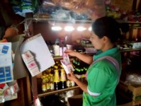 13 สิงหาคม 2568 รพ.สต.บ้านสันป่าไร่ร่วมกับนายกัณตพงศ์ ฉลากมงคล ผู้ช่วยเจ้าหน้าที่สาธารณสุข สสช.บ้านห้วยกระทิงและอาสาสมัครสาธารณสุข ม.6 บ้านห้วยกระทิง ออกตรวจร้านขายของชำ จำนวน 5 ร้าน พบมีร้านค้าจำหน่ายสินค้าหมดอายุ จำนวน 2 ร้าน จำหน่ายเครื่องสำอางค์ที่ห้า