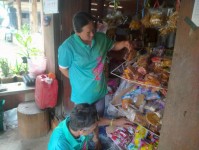 13 สิงหาคม 2568 รพ.สต.บ้านสันป่าไร่ร่วมกับนายกัณตพงศ์ ฉลากมงคล ผู้ช่วยเจ้าหน้าที่สาธารณสุข สสช.บ้านห้วยกระทิงและอาสาสมัครสาธารณสุข ม.6 บ้านห้วยกระทิง ออกตรวจร้านขายของชำ จำนวน 5 ร้าน พบมีร้านค้าจำหน่ายสินค้าหมดอายุ จำนวน 2 ร้าน จำหน่ายเครื่องสำอางค์ที่ห้า