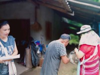 15 สิงหาคม 2568 นางเสาร์แก้ว อ่วมพิทยา เจ้าพนักงานสาธารณสุข รพ.สต.บ้านสันป่าไร่ ร่วมกับ อาสาสมัครสาธารณสุข หมู่ที่ 3 บ้านป่าไร่เหนือ ควบคุมโรคไข้เลือดออก รอบที่ 1 เคสนส.พรนภา วาจาอุทัย สำรวจและทำลายแหล่งเพาะพันธ์ลูกน้ำยุงลาย 200 เมตร รอบบ้านผู้ป่วย จำนวน 