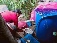 15 สิงหาคม 2568 นางเสาร์แก้ว อ่วมพิทยา เจ้าพนักงานสาธารณสุข รพ.สต.บ้านสันป่าไร่ ร่วมกับ อาสาสมัครสาธารณสุข หมู่ที่ 3 บ้านป่าไร่เหนือ ควบคุมโรคไข้เลือดออก รอบที่ 1 เคสนส.พรนภา วาจาอุทัย สำรวจและทำลายแหล่งเพาะพันธ์ลูกน้ำยุงลาย 200 เมตร รอบบ้านผู้ป่วย จำนวน 