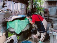 15 สิงหาคม 2568 นางเสาร์แก้ว อ่วมพิทยา เจ้าพนักงานสาธารณสุข รพ.สต.บ้านสันป่าไร่ ร่วมกับ อาสาสมัครสาธารณสุข หมู่ที่ 3 บ้านป่าไร่เหนือ ควบคุมโรคไข้เลือดออก รอบที่ 1 เคสนส.พรนภา วาจาอุทัย สำรวจและทำลายแหล่งเพาะพันธ์ลูกน้ำยุงลาย 200 เมตร รอบบ้านผู้ป่วย จำนวน 